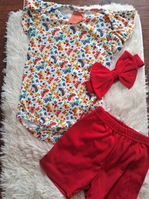 Conjunto floreado rojo
